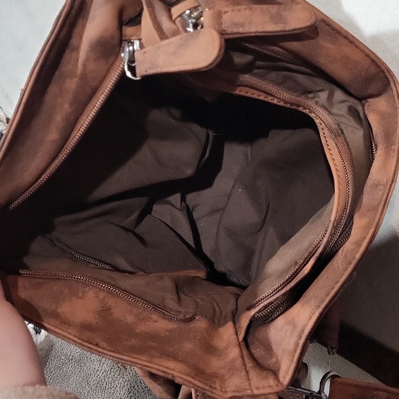 KL928 Crossbody Bag - Picture 11 of 16